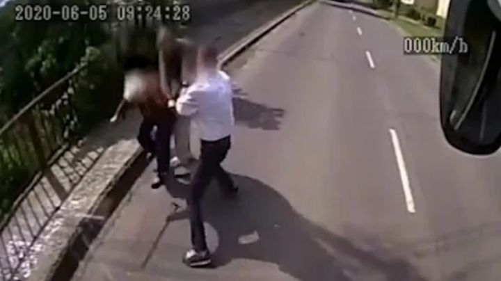 VIDEO: Chofer detiene su camión para salvar a una 'abuelita' de un asalto