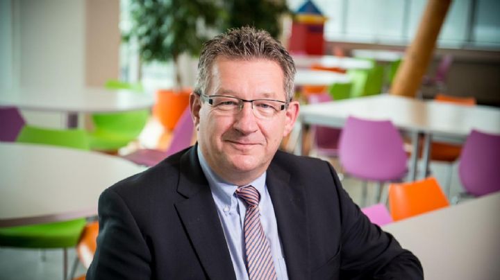 Desquiciado hombre apuñala en el cuello a un alcalde de Bélgica