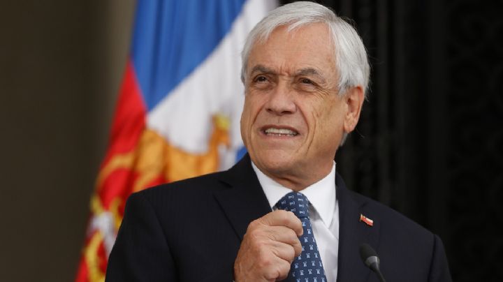 Polémica en Chile: El presidente Piñera abre el féretro de su tío muerto por Covid-19