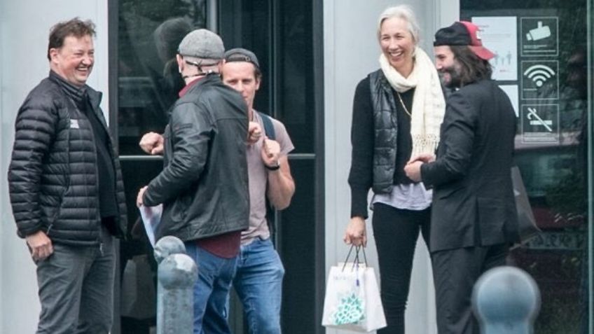 Para motivarse, el actor Keanu Reeves lleva a su novia al set de 'The Matrix 4'