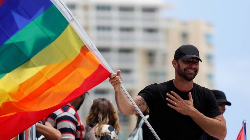 Ricky Martin celebra el mes del orgullo LGBT; posa junto a su esposo ¡con poca ropa!