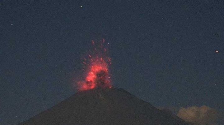 (VIDEO) Popocatépetl: La espectacular explosión nocturna de 'Don Goyo'