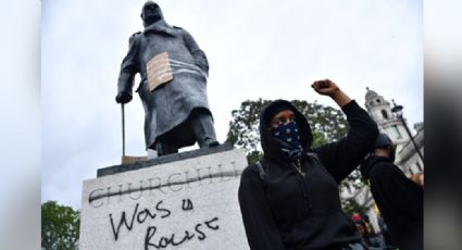 Protestas en Reino Unido se salen de control y vandalizan monumento de Winston Churchill: "Era racista"