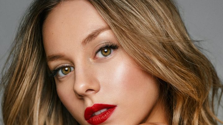 Ester Expósito, actriz de 'Élite', posa en traje de látex negro para la portada de Elle México