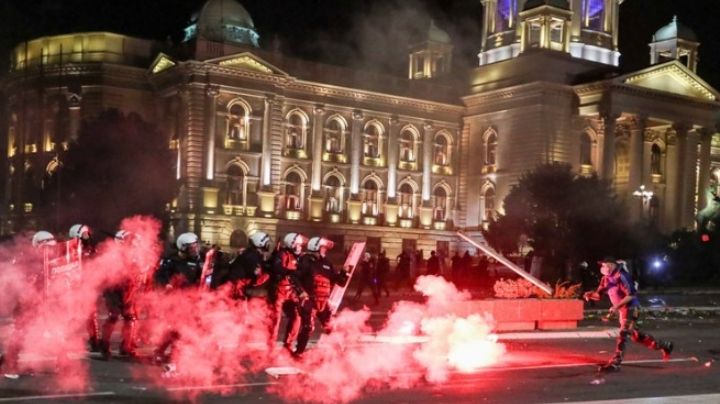 Toque de queda por Covid-19 provoca manifestación en Serbia; hay 60 heridos