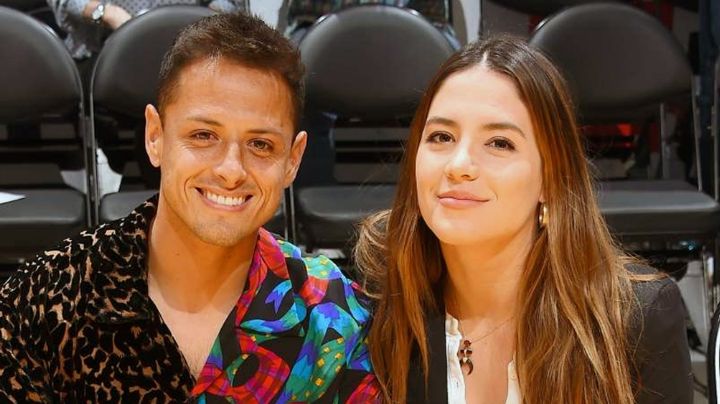 Sarah Kohan, esposa de 'Chicharito', presume su embarazo desde la playa