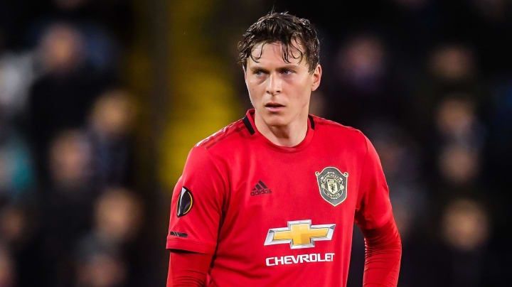 El jugador del Manchester United, Lindelöf, evita que mujer de 90 años sea asaltada