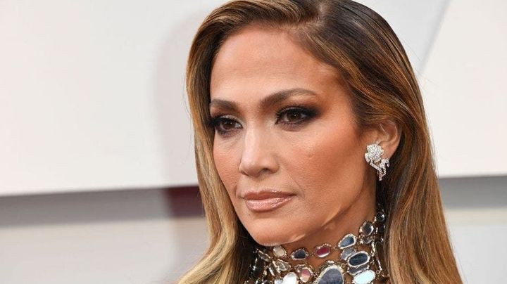 Mientras su hija genera crítica, Jennifer Lopez impone estilo con espectacular 'look' en redes