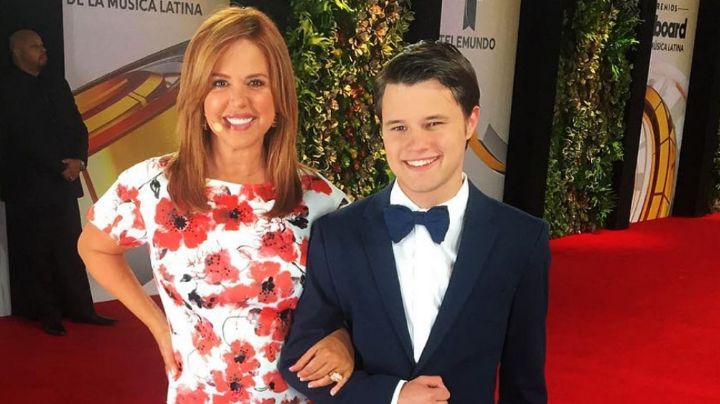 Hijo de María Celeste Arrarás consuela a su madre tras ser despedida de Telemundo