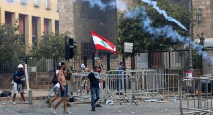 VIDEO: Policías de Beirut usan gases lacrimógenos en violentas protestas; hay 130 heridos