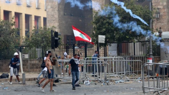 VIDEO: Policías de Beirut usan gases lacrimógenos en violentas protestas; hay 130 heridos