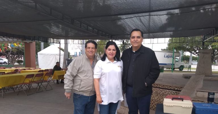 Los esposos que presiden la fundación con el vicerrector del seminario, José Alfredo González