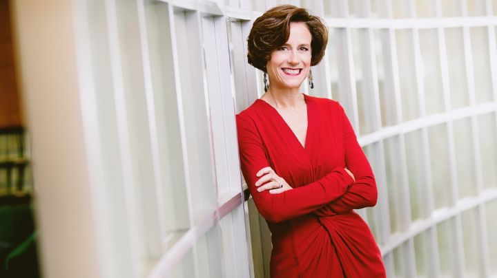 Denise Dresser cumple su palabra y 'perrea' al ritmo de Maluma