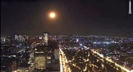 VIDEO: Cámaras de seguridad captan meteorito en el cielo de la Ciudad de México