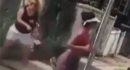(VIDEO) Mujer avienta botella de vidrio a corredora mientras lanza insultos racistas