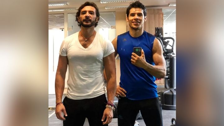 En fiesta de TV Azteca captan a conductor de 'VLA' muy abrazado con exintegrante de 'Exatlón'