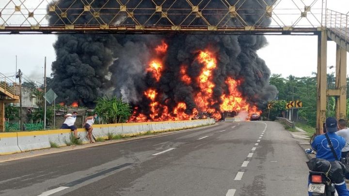 Explosión de pipa en carretera de Tabasco deja al menos cuatro muertos