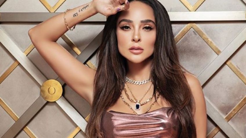 Manelyk demuestra cómo es que se deja consentir por las manos del estilista