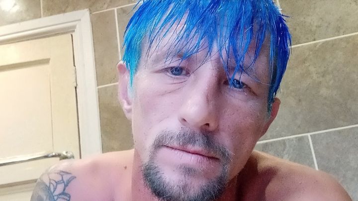 Darren Withmore, prófugo de la justicia, responde a críticas de su pelo azul en post de la Policía