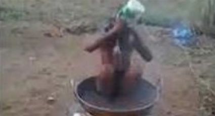 VIDEO: Impresionante; niño se baña en una olla sobre el fuego para evitar el frío