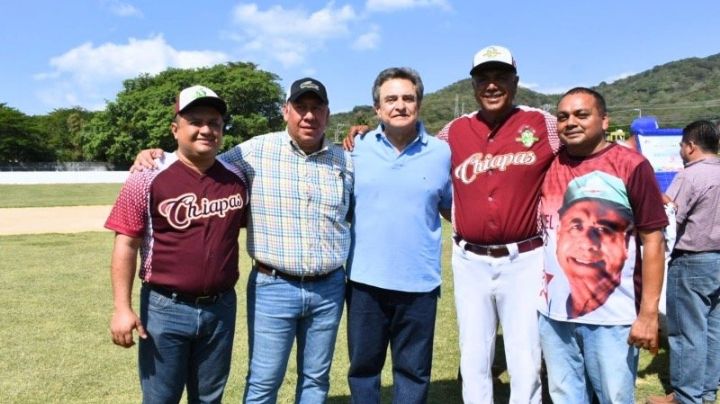Pío López Obrador: Sedatu lo beneficia con 103mdp para remodelación de estadio