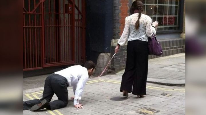 Mujer rompe toque de queda y saca a pasear a un hombre con correa; la multan