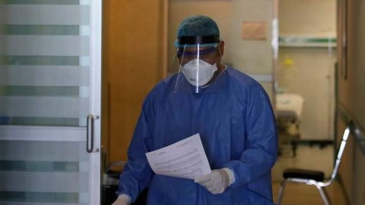 Médicos de Hospital de Toluca atienden a pacientes Covid-19 en plena calle