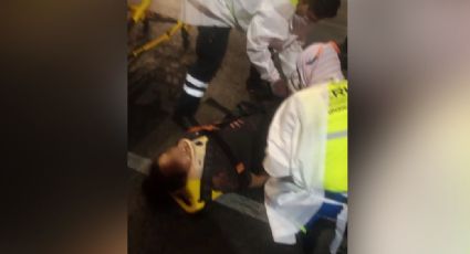 Sujeto se salva de 'milagro' luego de lanzarse de un puente peatonal y ser arrollado por auto