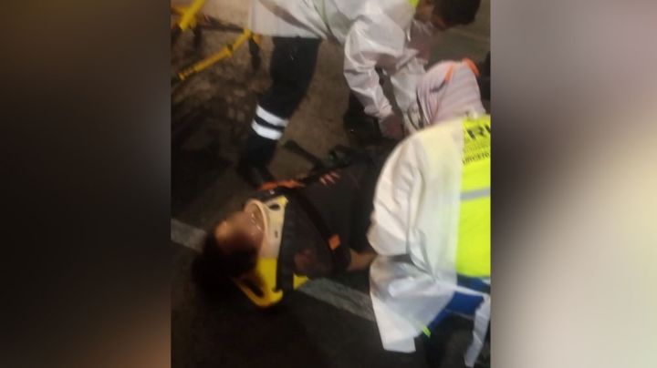 Sujeto se salva de 'milagro' luego de lanzarse de un puente peatonal y ser arrollado por auto