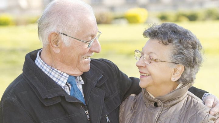 Adorable abuelita le hace conmovedor regalo a su esposo, quien no podía salir de casa