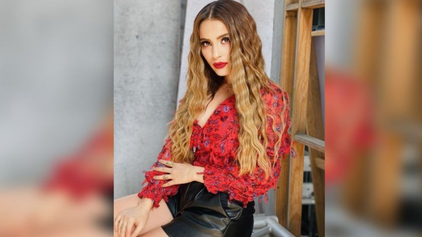 Cynthia Rodríguez se exhibe fuera de 'VLA', sin filtros, en jeans y tenis