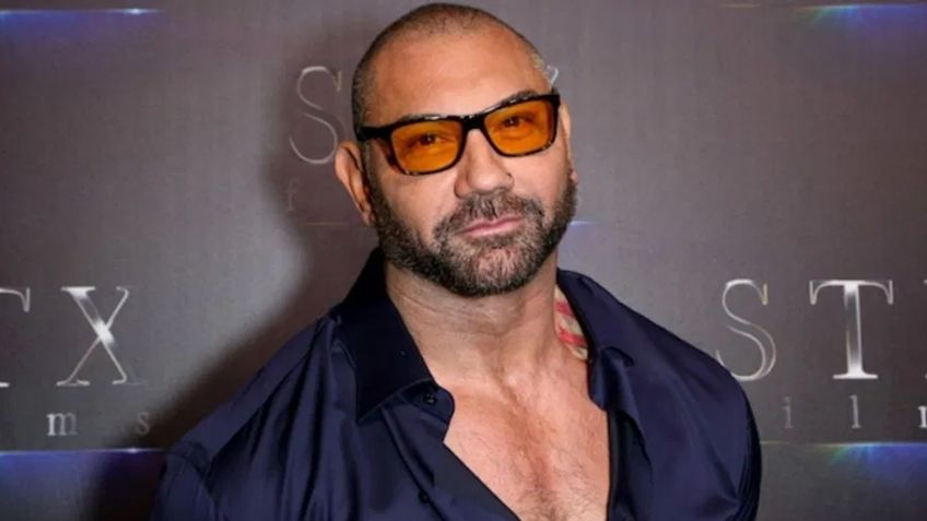 El actor Dave Bautista busca al responsable de escribir "Trump" en la piel de un manatí