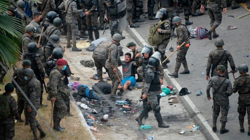 Caravana Migrante y militares de Guatemala se enfrentan con gas lacrimógeno en frontera