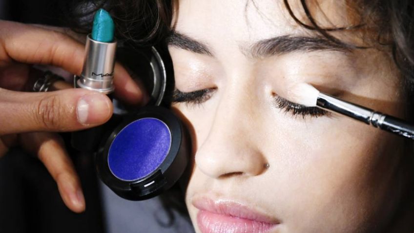 Labial como sombra de ojos, la nueva tendencia que puede causar problemas