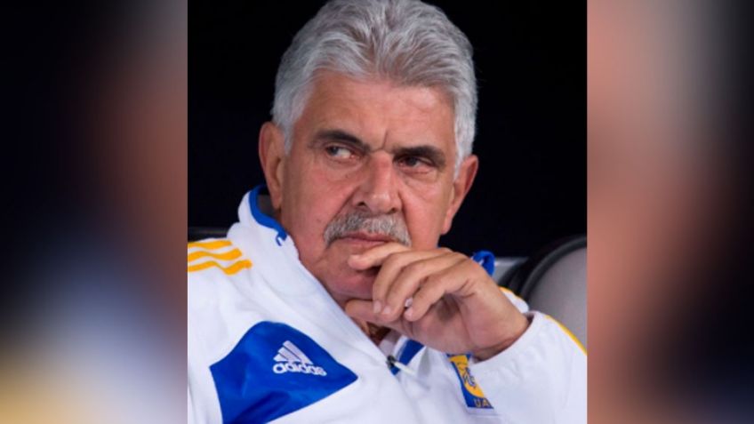 Por fumar en la banca del estadio de Santos, 'Tuca' Ferretti podría ser sancionado