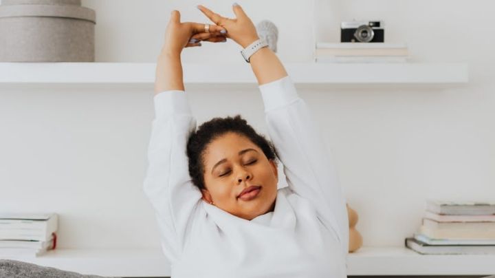 ¡No más cansancio! Estos estiramientos te ayudarán a recuperar energía