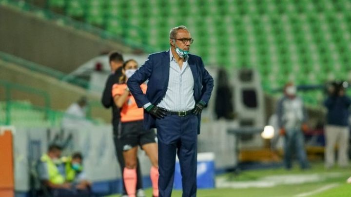 Martín Pérez, entrenador del Club Santos, pierde la batalla contra el Covid-19