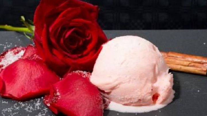 ¡Un sabor muy floral! Este helado de pétalos de rosa será perfecto para cumplir tus antojos