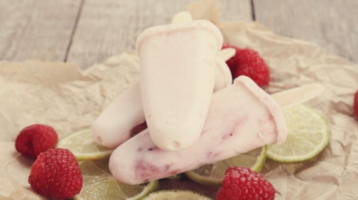 ¿Demasiado calor? Consiente a tu familia con estas saludables paletas de yogurt y frutas
