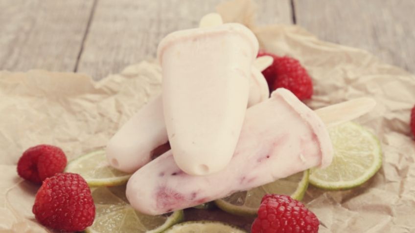 ¿Demasiado calor? Consiente a tu familia con estas saludables paletas de yogurt y frutas