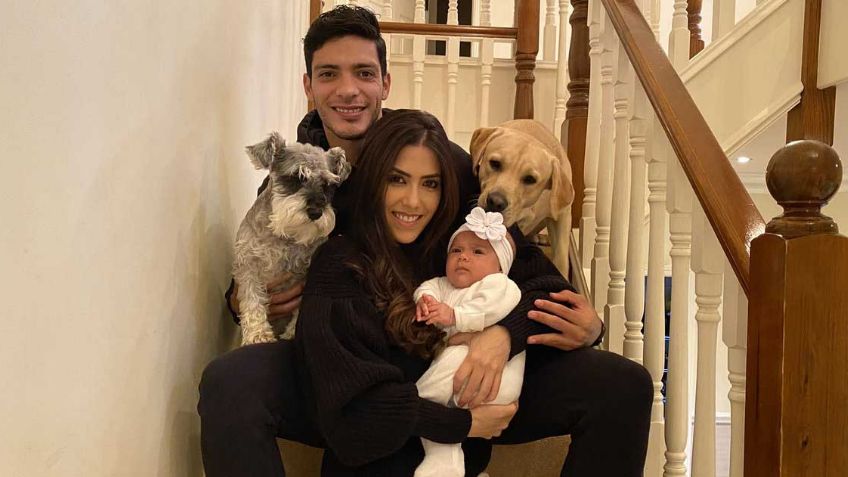 La tierna foto de la esposa y la hija de Raúl Jiménez que robó el corazón del delantero