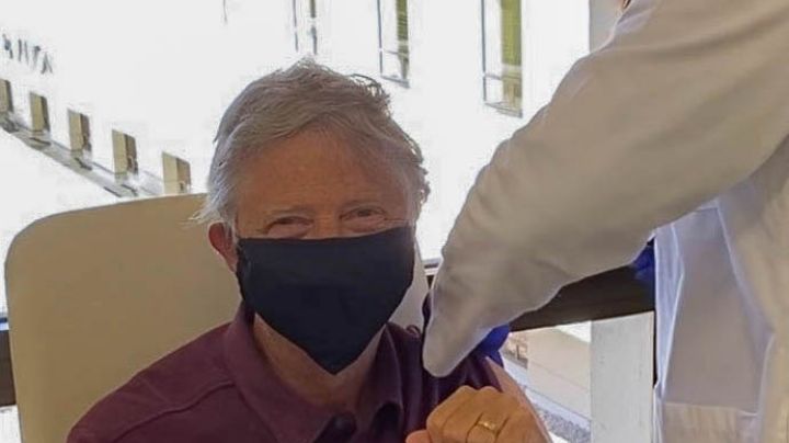 Bill Gates recibe la vacuna contra Covid-19 y así reaccionaron las redes sociales
