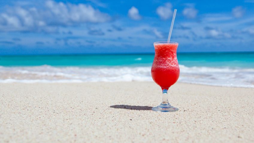 ¡Del mar a tu bebida! Disfruta de este delicioso cóctel de jitomate con almeja picante