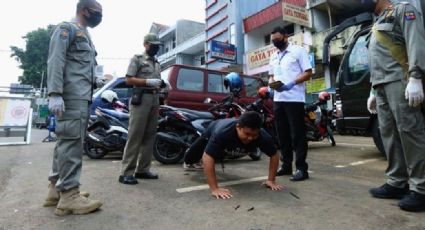 Turistas de Bali son castigados de esta forma por la policía si salen sin cubrebocas