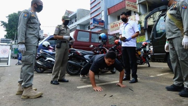 Turistas de Bali son castigados de esta forma por la policía si salen sin cubrebocas