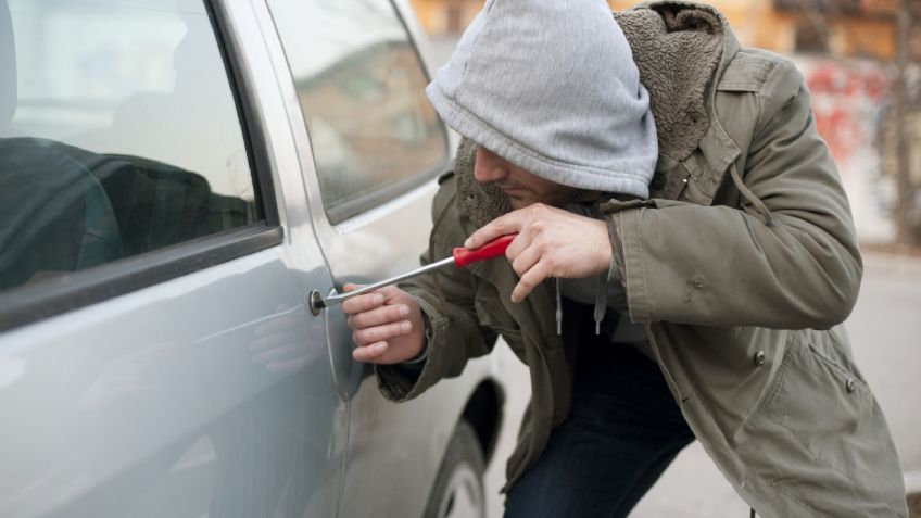 Cuando daban su rondín, policía detiene a dos sujetos con vehículos robados