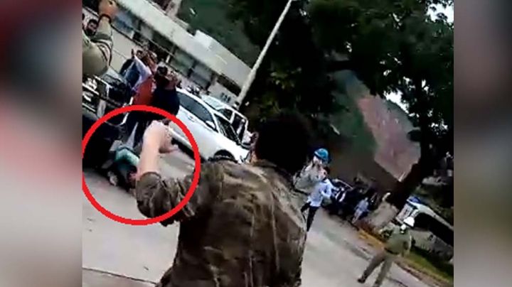 VIDEO: Sujeto arroja a otro hombre a llantas de coche y muere; ya fue detenido