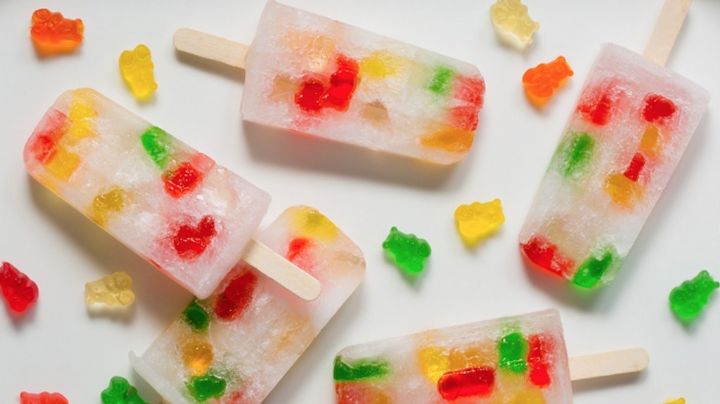 ¡Refrescante, divertido y delicioso! Prepara estas paletas de gomitas y consiente a los pequeños del hogar