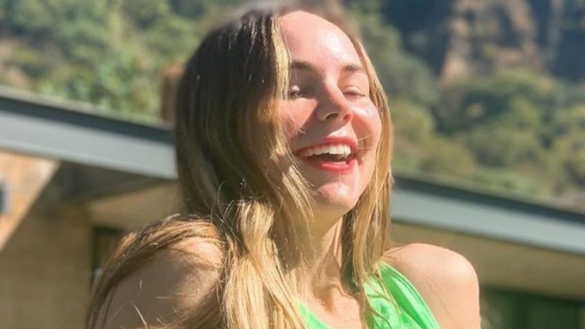 ¿Enloqueció? Camila Sodi camina por las calles de la CDMX ¡en toalla y con botas vaqueras!