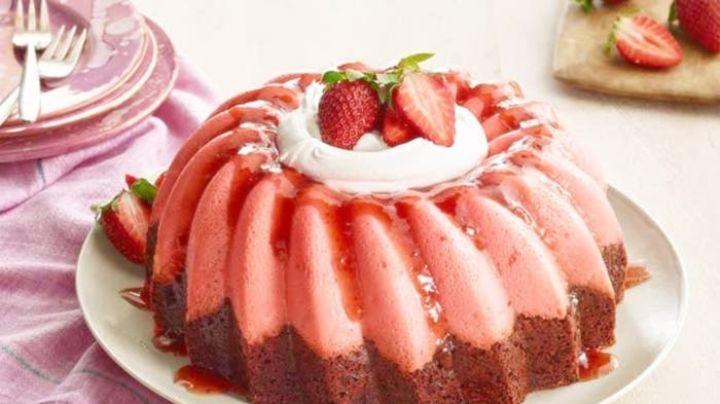 ¡El postre perfecto! Este chocoflan de fresa será ideal para San Valentín